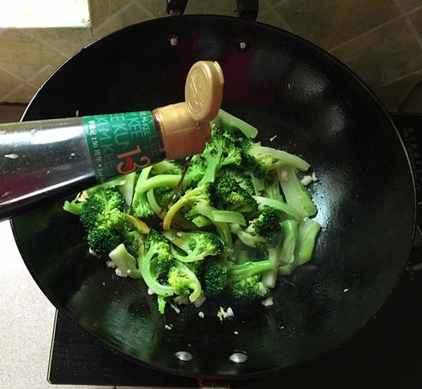 西兰花炒鸡蛋最好吃的做法，家里一周吃三次的素食美味