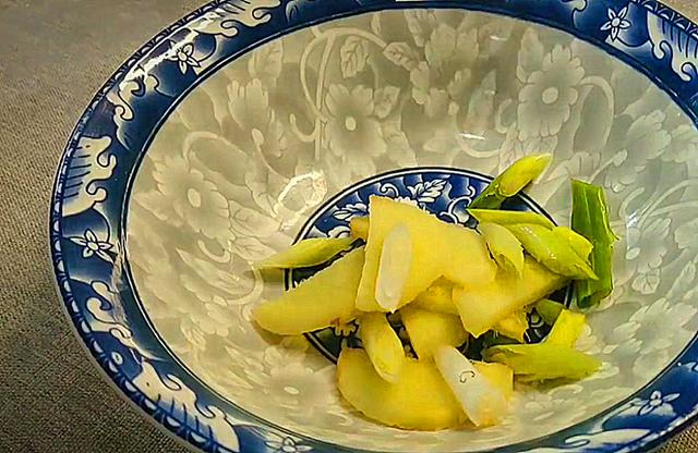 清炖鸡汤放什么材料，清炖鸡汤里面都要放什么（炖鸡汤要牢记“3放3不放”）