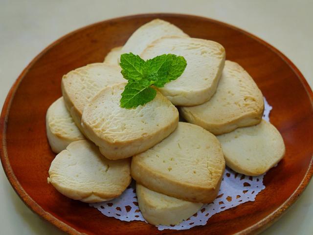 最简单的牛奶饼干，超级纯牛奶饼干的做法（在家自制小零食）