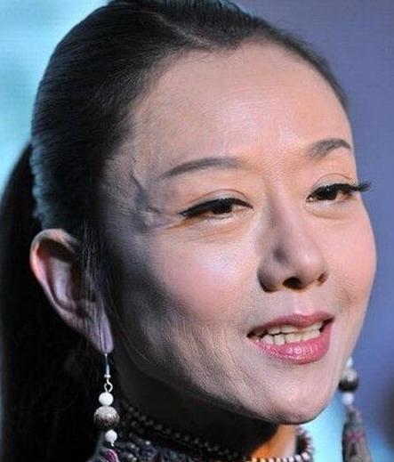 杨丽萍为什么总戴帽子，杨丽萍为什么戴帽子十年