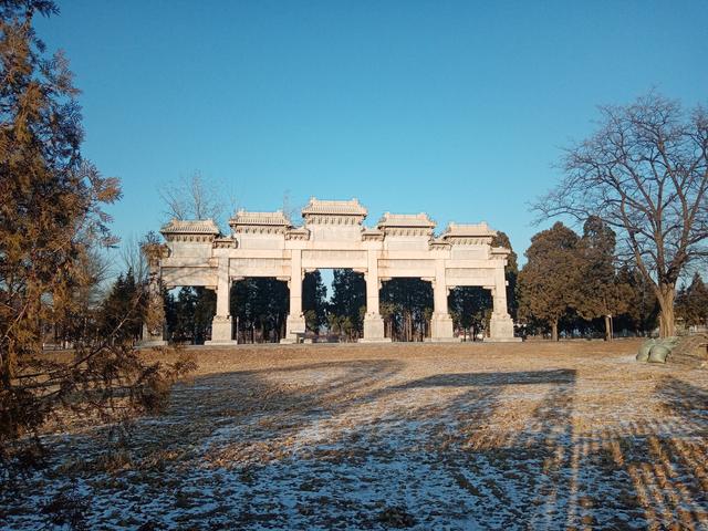 明十三陵在哪里，北京明十三陵指的是哪两座陵墓（明十三陵在哪里）