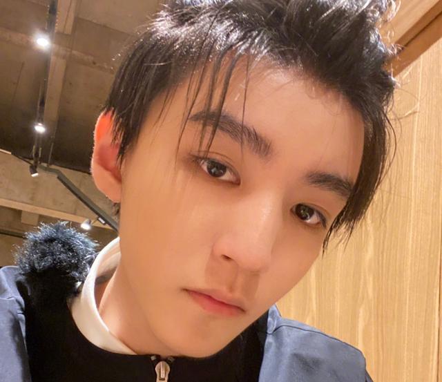 王俊凯厚刘海发型，王俊凯《重生之门》成网络剧5月热度榜榜首