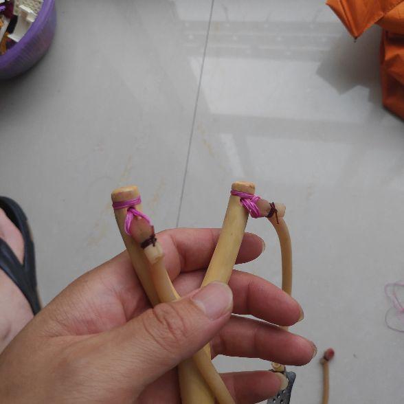 弹弓皮筋的绑法，木头弹弓怎么上扁皮筋（皮筋的绑法非常关键）