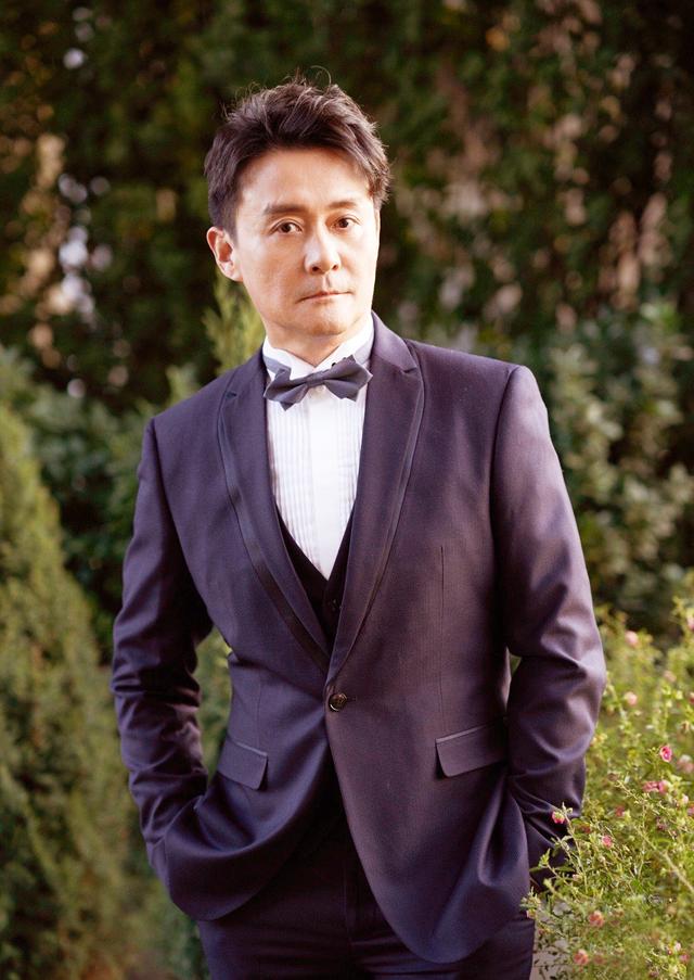 著名演員邢岷山：曾打抱不平被毀容，帶著平凡妻子拍戲 娛樂八卦吃瓜 第12张