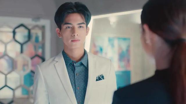 宋威龙林允街头拥吻真的吗，宋威龙和林允谈两场恋爱