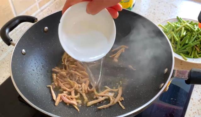 蒜苔炒什么好吃，炒蒜苔的十种做法（这道豆瓣五花肉炒蒜苔发到朋友圈）