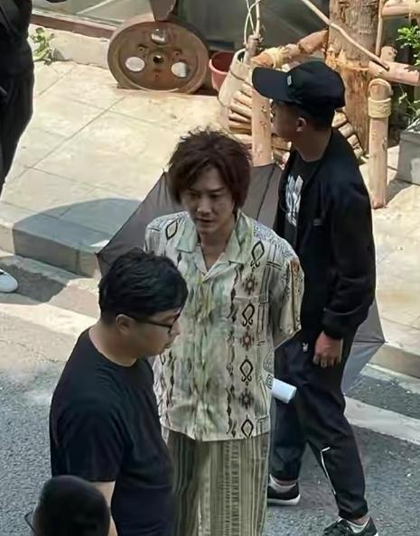 冯绍峰近照中年发福，与景甜同框身材反差大