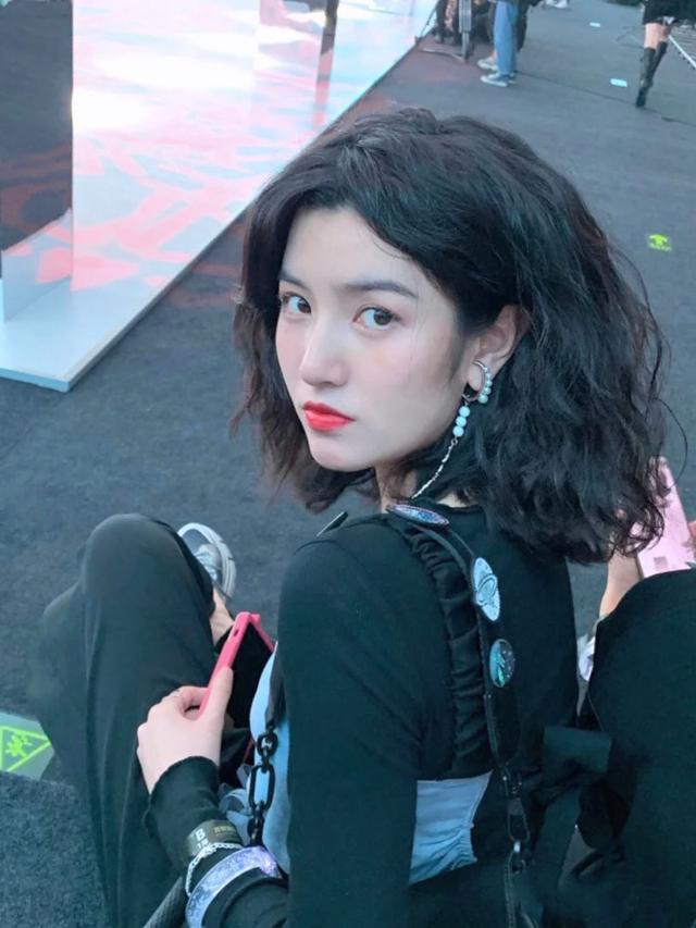 宽脸女生适合的发型，脸短而宽的女生适合什么发型