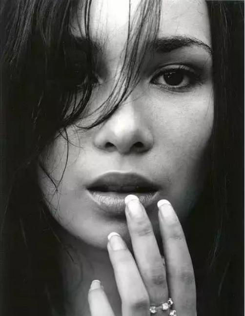 卢靖姗是几国混血吗，卢靖姗是中美混血吗（女儿小手紧握爸爸显温馨）