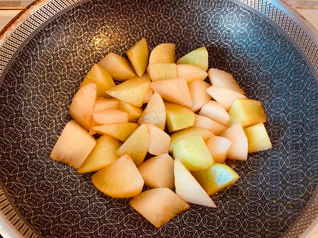 青萝卜的家常做法简单，青萝卜这样做最好吃