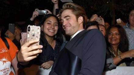 暮光之城男二剧照，暮光之城男女主红毯相遇