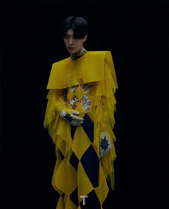 李宇春女装图片，李宇春穿搭卫衣（时尚大片红黑榜）