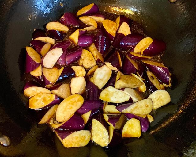 酱香茄子怎么做，简单版酱香茄子怎么做好吃又简单（家常酱香茄子：比肉还好吃）