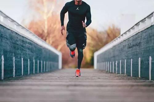 正确的跑步姿势，正确跑步姿势和标准跑姿（正确的跑步姿势你Get了吗）