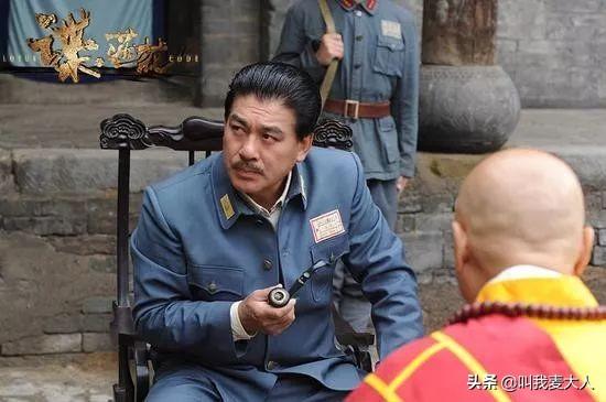 朱时茂春晚最新消息，与旗袍美女饮酒红光满面