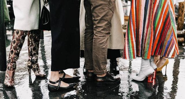 穿浅口单鞋好看吗，奔四的女人别穿运动鞋了