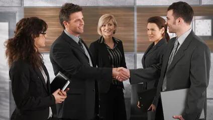 英文打招呼常用语，见面打招呼英文常用语（学会这几句地道招呼语）