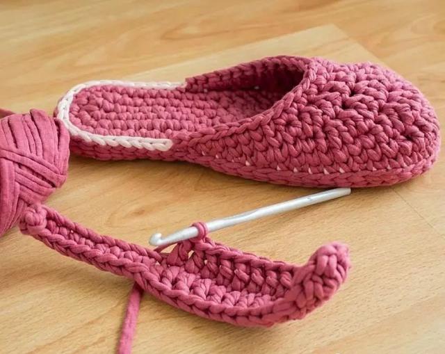 适合新手钩织的毛线拖鞋教程，家里有织女拖鞋不用买