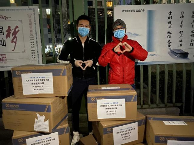 歌手徐子崴简介，平日里不仅给爷爷亲手搓澡还亲自给爷爷剃头