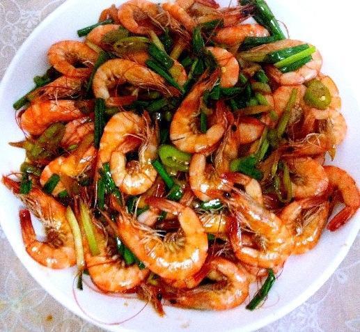 爆炒虾怎么做才好吃，爆炒大虾正宗做法（五一美食大制作）