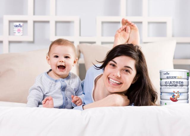 第一天出生的婴儿拉墨绿色的便便，婴儿出生后可能排出5种颜色的便便