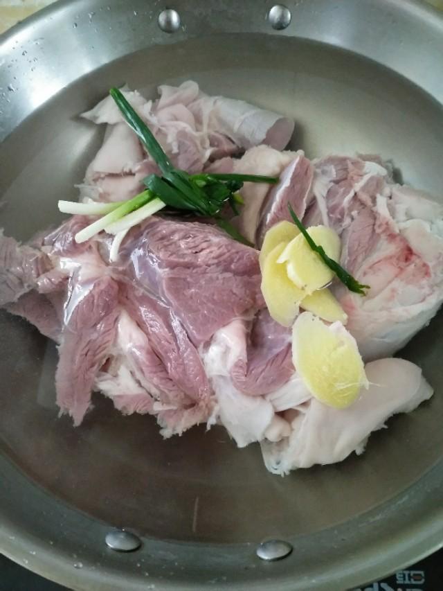 鲜羊肉怎么做好吃，新鲜羊肉怎么做才能最好吃（学饭店做的蒜爆羊肉）