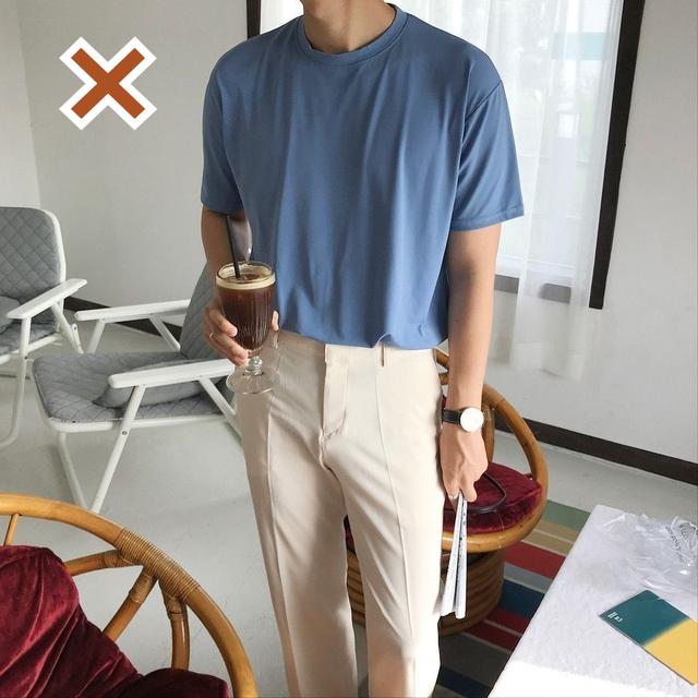 藏蓝色t恤穿搭，“纯色T恤”下面搭什么才不土