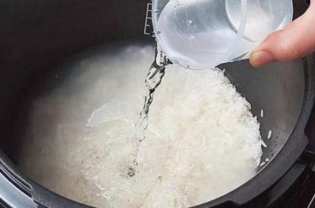 米饭怎么蒸才好吃，如何做蒸米饭又软又好吃（蒸米饭总是不香怎么办）