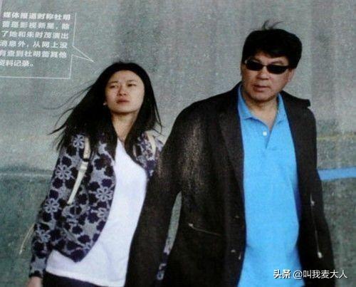 朱时茂春晚最新消息，与旗袍美女饮酒红光满面