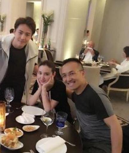 张萌携夫合体真低调，张萌丈夫