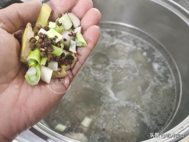羊杂汤怎么做好吃，羊杂汤怎么调制才好吃（切记不要直接煮）