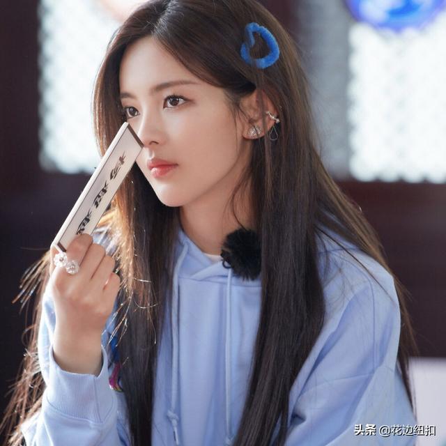 杨超越为什么只有初中学历，杨超越被嘲初中没毕业