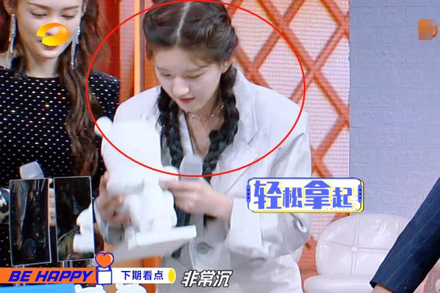 天天向上李沁赵露思穿浴袍，气质差距全在天鹅颈上