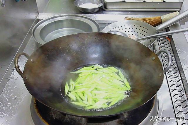 西芹炒虾仁q弹嫩滑不腥不柴，西芹炒虾仁的家常做法