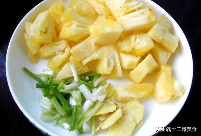 菠萝炒鸭片详细做法，菠萝炒鸭片的详细制作教程