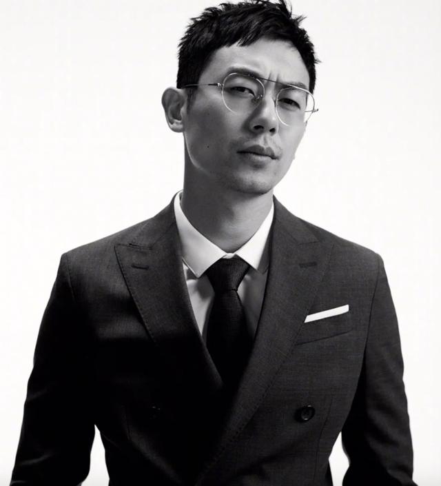 彭于晏的卧蚕是怎么练的，彭于晏这个看着成熟内心童真的人你喜欢么