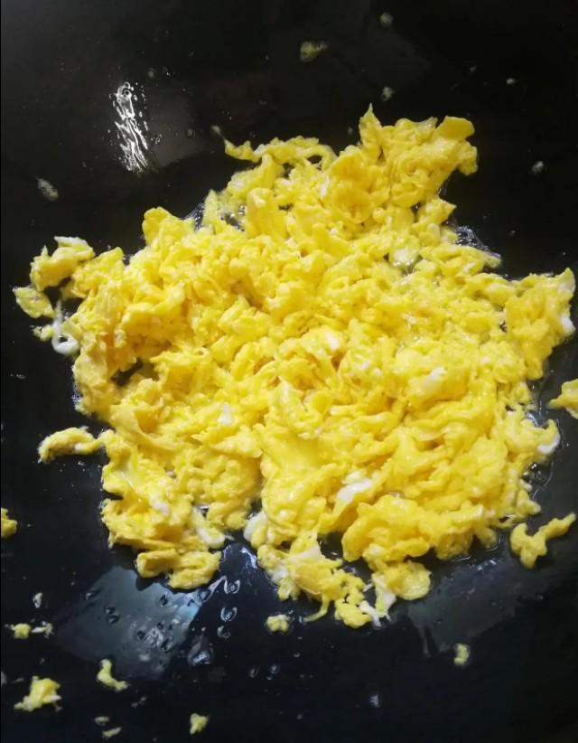 芹菜素馅饺子的做法，一斤芹菜素馅饺子的做法大全（头伏的饺子用这2种菜调馅,比韭菜鲜、比白菜嫩,鲜香不腻全家爱吃）