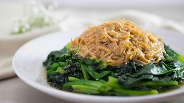 爆辣金针菇特别简单的做法，教你营养好吃的油菜扒金针菇