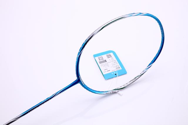 如何挑选羽毛球拍，新手羽毛球拍怎么选（选购羽毛球拍的初级知识）