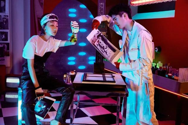 周冬雨减龄前后对比，30岁周冬雨同框35岁赵丽颖输太多