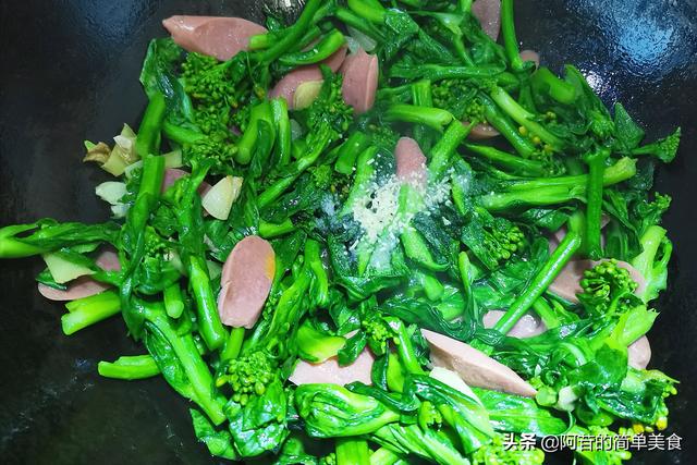 油菜苔炒着吃很下饭，油菜苔快炒火腿片