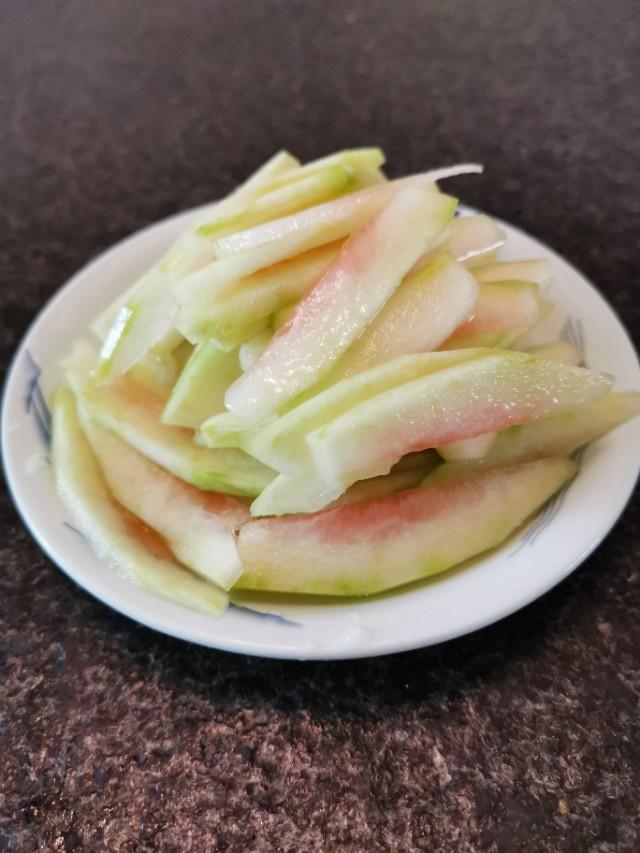西瓜皮怎么凉拌最好吃，#爽口凉菜，开胃一夏
