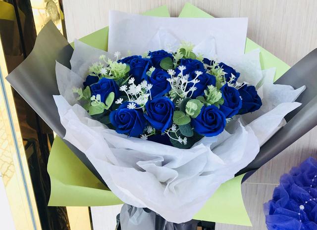 夜深的时候好想你，夜深的时候好想你想到流下泪（《夜深的时候好想你》好想你来陪）