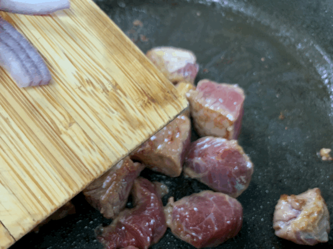 黑椒金蒜牛肉粒，金蒜牛肉粒比补药营养