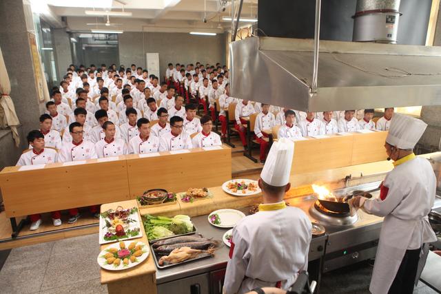 蓝翔的挖掘机能放生吗，蓝翔的直播（这蓝翔的挖掘机还真是专业啊）