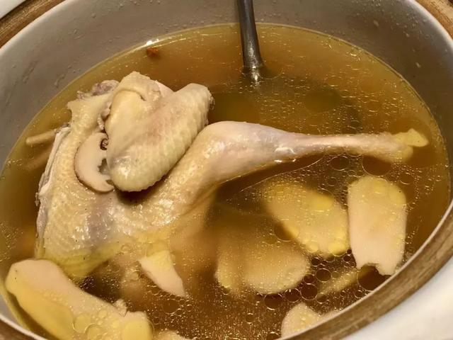 新鲜松茸炖汤最佳做法，再炖松茸土鸡汤这次我用冻干松茸