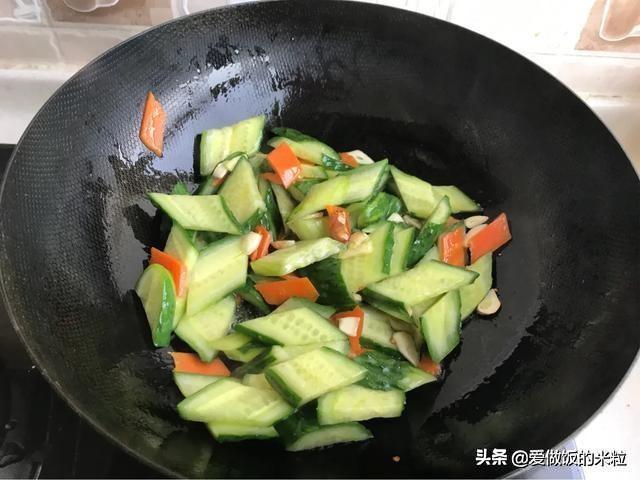 黄瓜怎么炒好吃，黄瓜怎么清炒好吃又简单（怪不得饭店的炒黄瓜那么好吃）