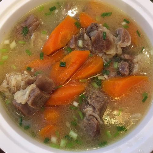白萝卜正宗炖羊肉汤，搭配白萝卜和枸杞