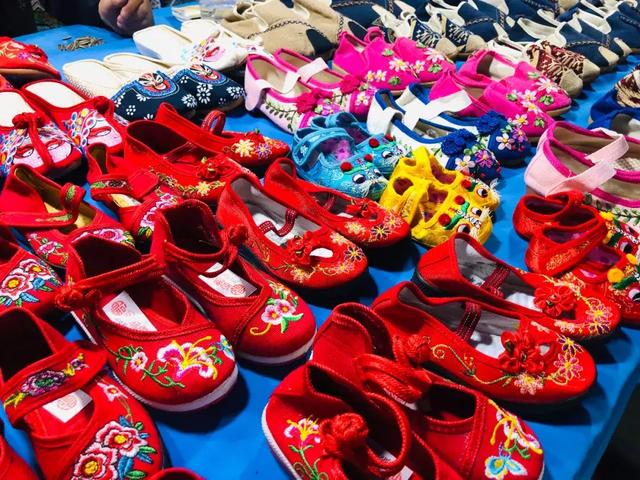 西双版纳江边夜市，西双版纳最火爆的夜市（到西双版纳一定要知道的五件事）