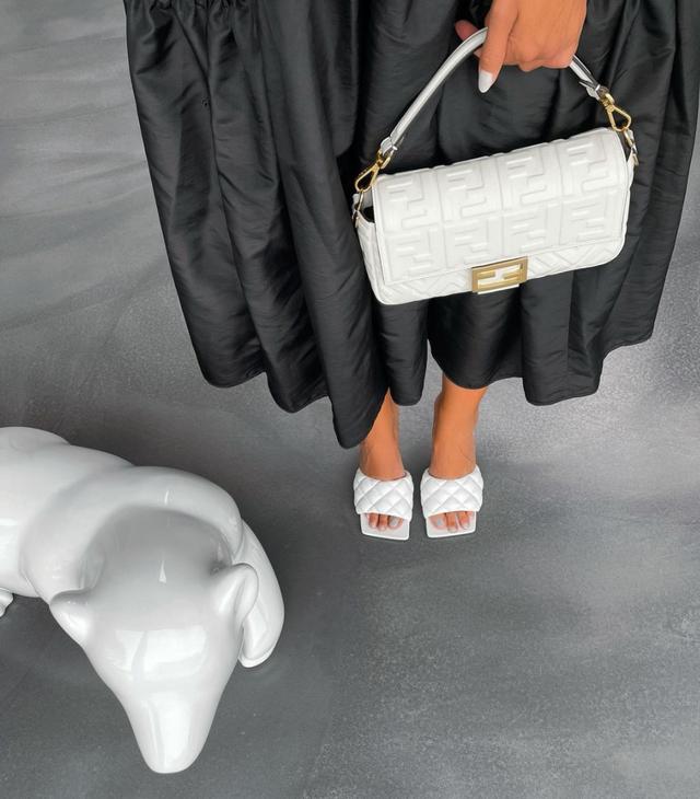 细跟的高跟鞋穿搭，今年的时髦高跟鞋都在这儿了